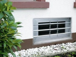 Alberts Fenstergitter Amsterdam 105 x 45x70 cm, galvanisch blau verzinkt