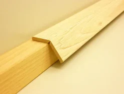 B.S. Bauprogramm Knickwinkelleiste 260 cm 28 x 28 mm AstEiche hell