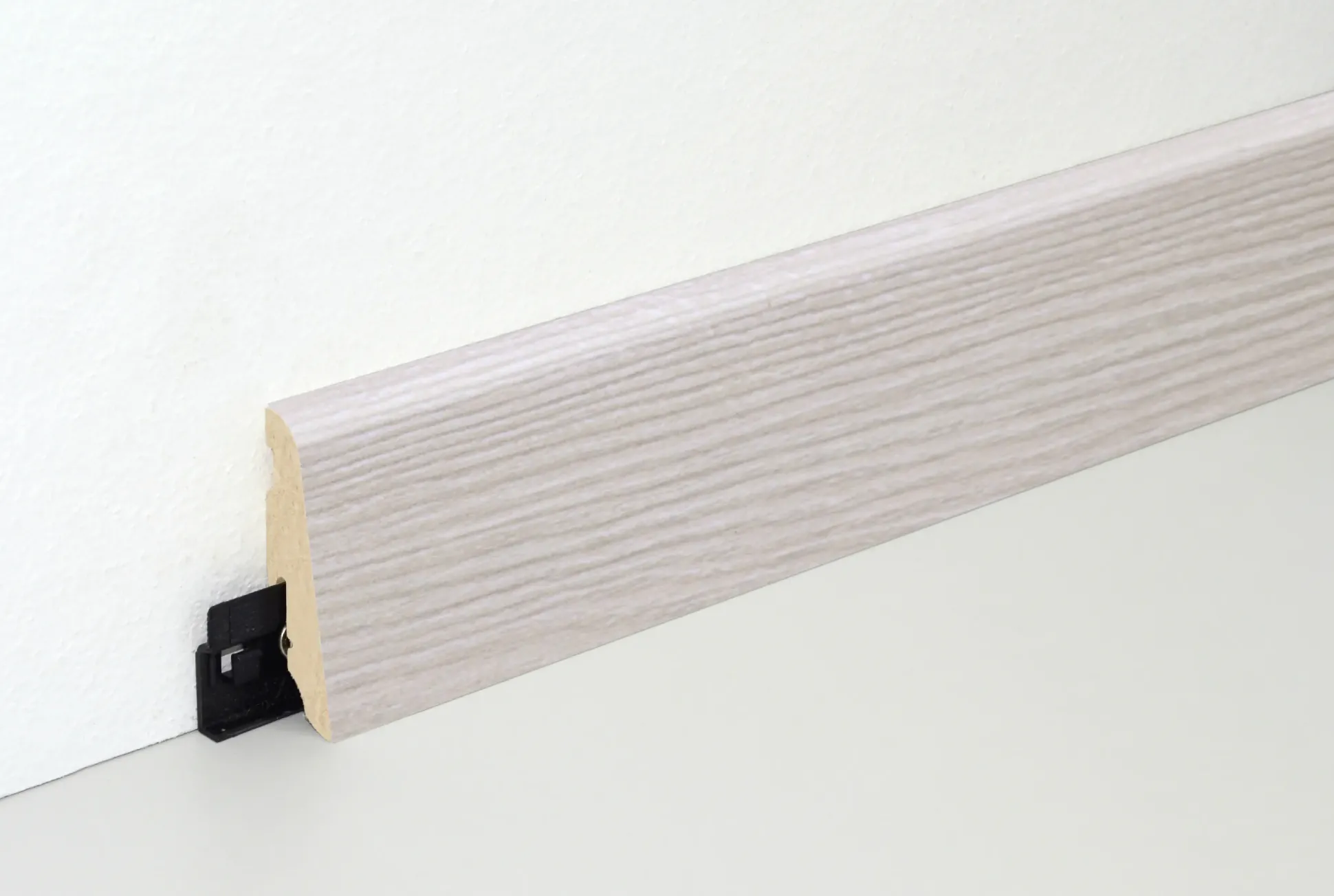 Neuhofer Fußleiste 240 cm 58 x 19 mm Pine whitewashed