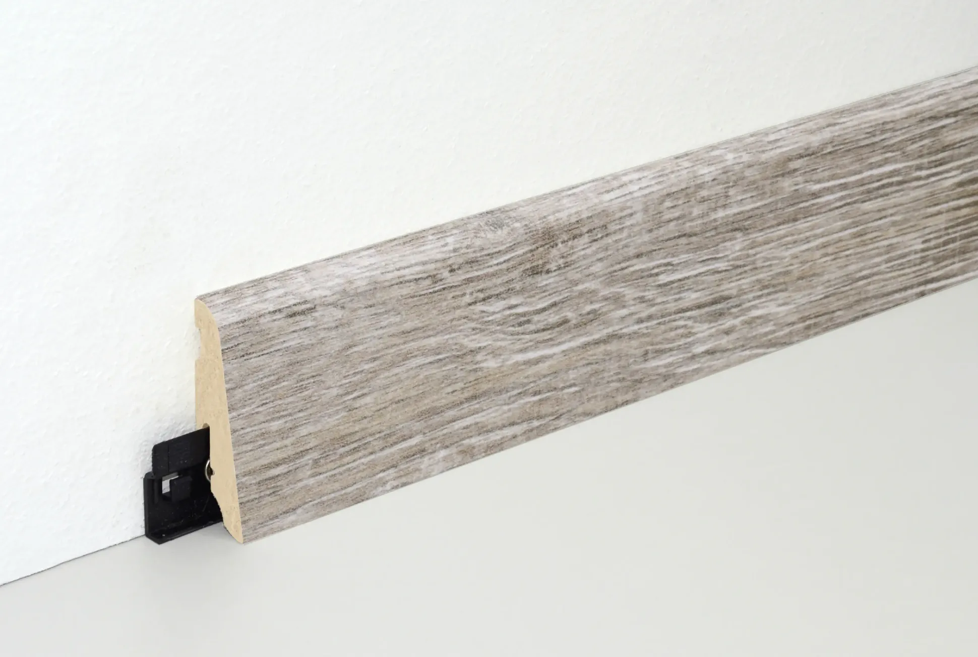 Neuhofer Fußleiste 240 cm 58 x 19 mm Eiche Vintage