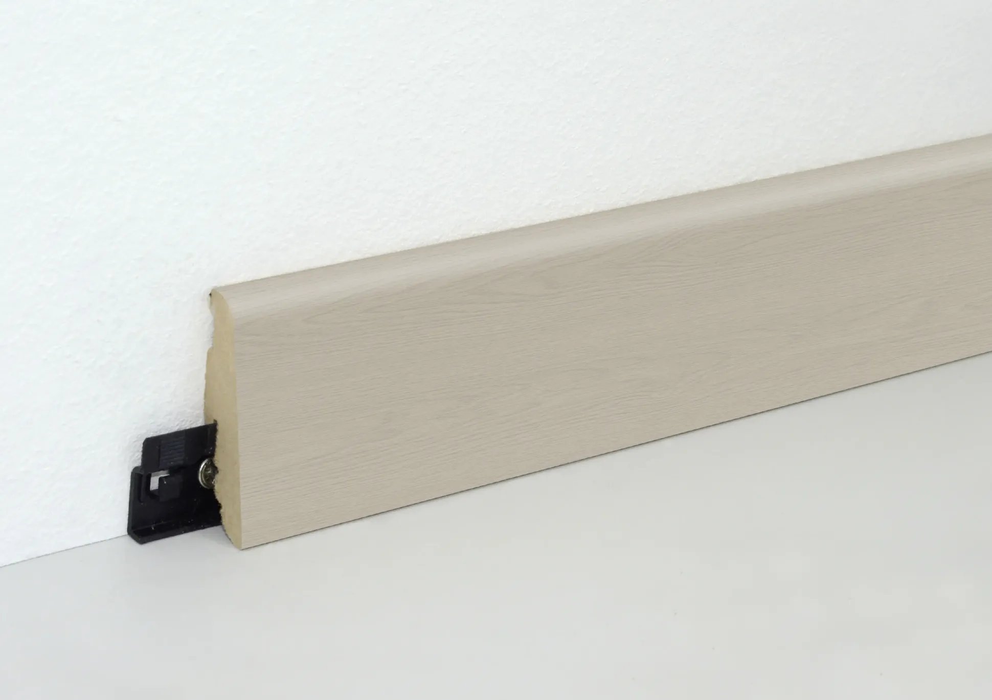 Neuhofer Fußleiste 240 cm 58 x 19 mm Eiche elegance