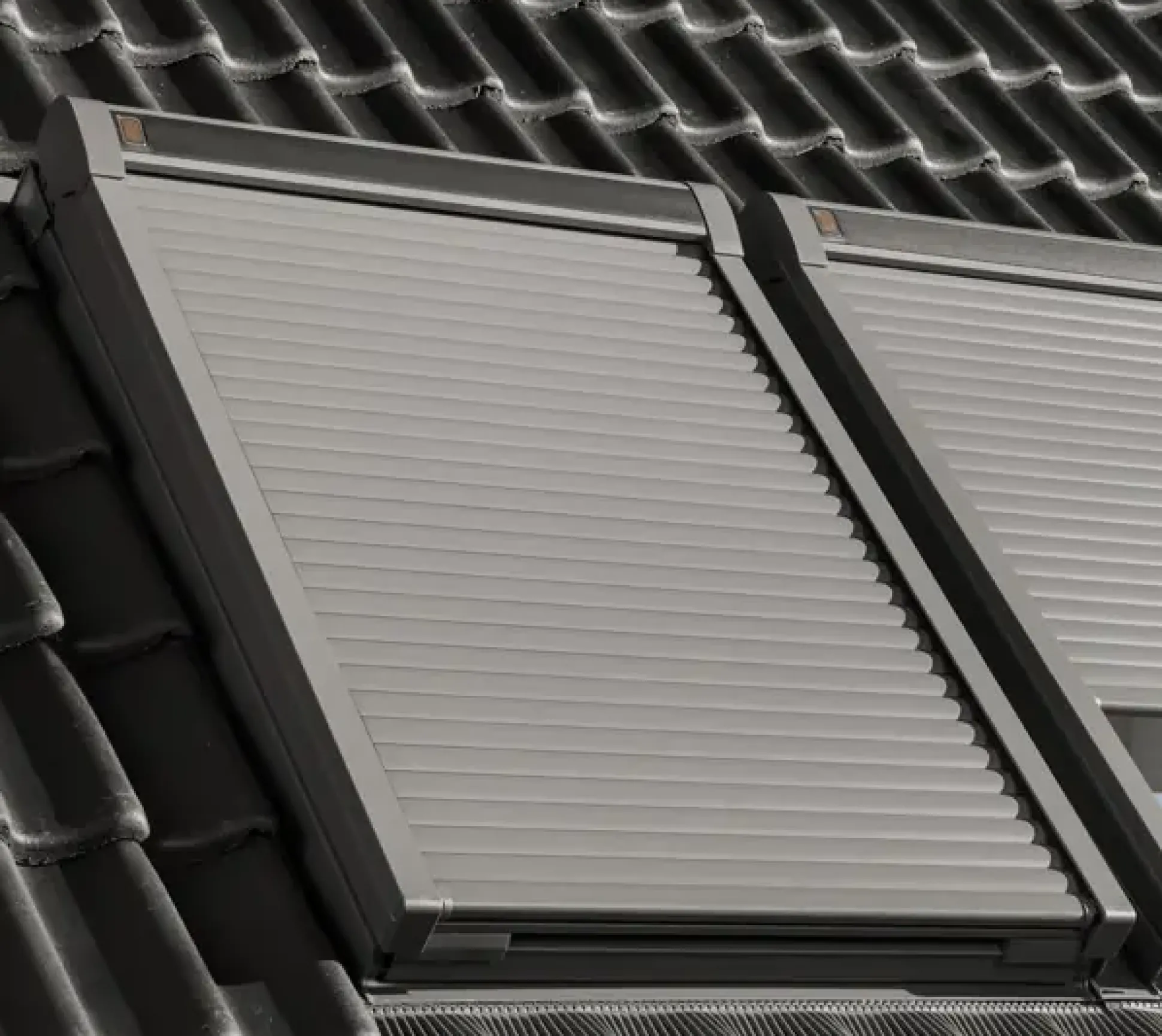 VELUX Elektro-Rollladen SML UK08 134 x 140 cm Alu dunkelgrau